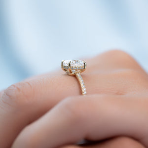 The Low Profile Kamellie Set With A Cushion Moissanite