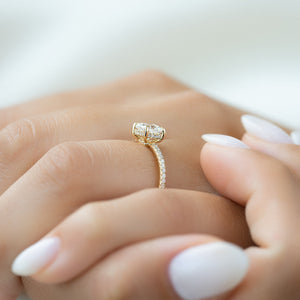 The Low Profile Kamellie Set With A Cushion Moissanite