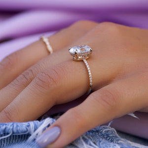 The Low Profile Kamellie Set With A Oval Moissanite