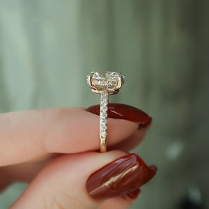 The Low Profile Kamellie Set With A 2 Carat Oval Lab Diamond