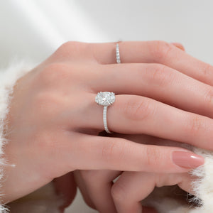 The Low Profile Kamellie Set With A Oval Moissanite