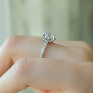 The Low Profile Kamellie Set With A Oval Moissanite