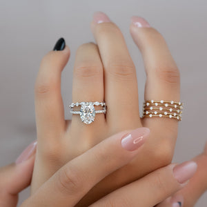 The Low Profile Kamellie Set With A Oval Moissanite