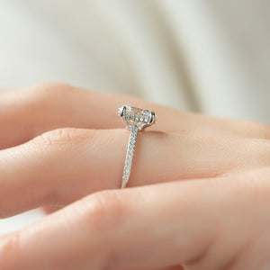 The Low Profile Kamellie Set With A Oval Moissanite