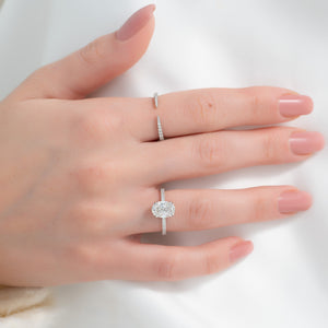 The Low Profile Kamellie Set With A Oval Moissanite