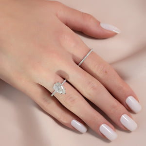 The Low Profile Kamellie Set With A Pear Moissanite