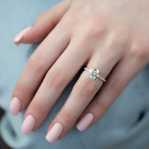 The Low Profile Kamellie Set With A 2 Carat Round Lab Diamond