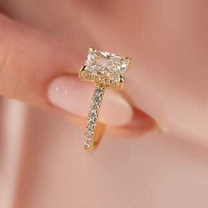 The Low Profile Kamellie Set With A 2.5 Carat Radiant Lab Diamond