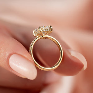 The Low Profile Kamellie Set With A 2.5 Carat Radiant Lab Diamond