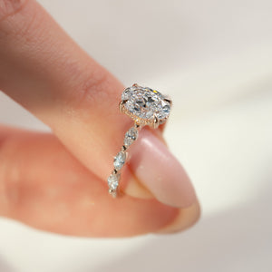 The Lucia Set With A Oval Lab Diamond