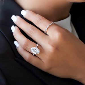 The Lucia Set With A Oval Lab Diamond