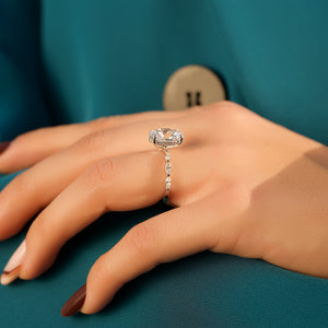 The Lucia Set With A Oval Lab Diamond