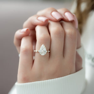 The Lucia Set With A Pear Lab Diamond