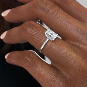 The Low Profile Kamellie Set With A 2.5 Carat Emerald Moissanite