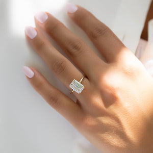 The Low Profile Kamellie Set With A 3 Carat Emerald Lab Diamond
