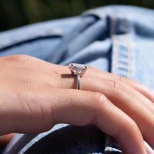 The Low Profile Kamellie Set With A 1 Carat Oval Lab Diamond