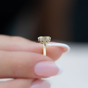 The Low Profile Kamellie Set With A Oval Moissanite