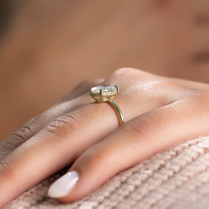 The Low Profile Kamellie Set With A Oval Moissanite