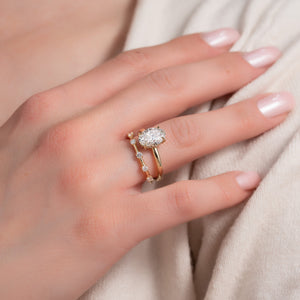 The Low Profile Kamellie Set With A Oval Moissanite