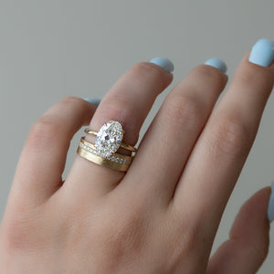 The Low Profile Kamellie Set With A Oval Moissanite