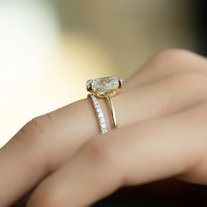 The Low Profile Kamellie Set With A Oval Moissanite