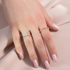 The Low Profile Kamellie Set With A Oval Moissanite