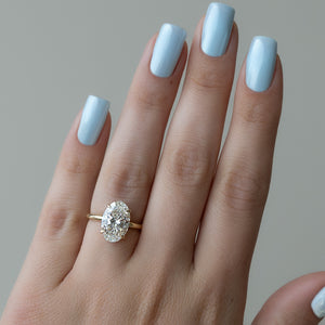 The Low Profile Kamellie Set With A Oval Moissanite