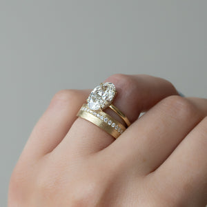 The Low Profile Kamellie Set With A Oval Moissanite