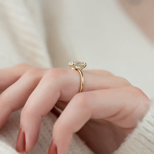 The Low Profile Kamellie Set With A Oval Moissanite