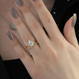 The Low Profile Kamellie Set With A Pear Moissanite