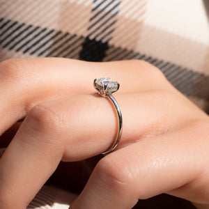 The Low Profile Kamellie Set With A 1 Carat Round Lab Diamond