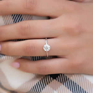 The Low Profile Kamellie Set With A 1 Carat Round Lab Diamond