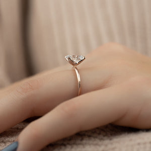The Petal Kamellie Set With A Oval Moissanite