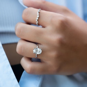 The Petal Kamellie Set With A 2.5 Carat Oval Lab Diamond