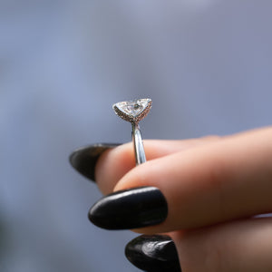 The Petal Kamellie Set With A 2.5 Carat Oval Lab Diamond