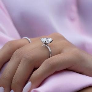 The Petal Kamellie Set With A 2.5 Carat Oval Lab Diamond