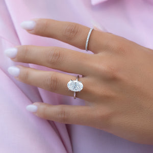 The Petal Kamellie Set With A 2.5 Carat Oval Lab Diamond