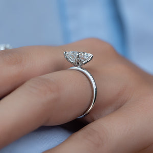 The Petal Kamellie Set With A Oval Moissanite
