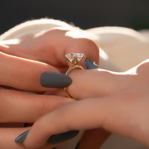 The Petal Kamellie Set With A 1 Carat Oval Lab Diamond