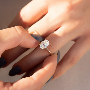 The Petal Kamellie Set With A 1 Carat Oval Lab Diamond