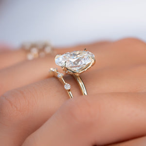 The Petal Kamellie Set With A 1 Carat Oval Lab Diamond