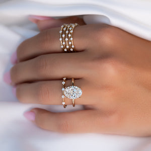 The Petal Kamellie Set With A 1 Carat Oval Lab Diamond