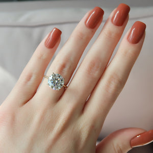 The Petal Kamellie Set With A 1.5 Carat Round Lab Diamond