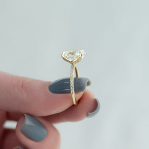 The Pave Petal Kamellie Set With A Oval Moissanite