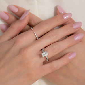 The Robin Set With A Emerald Moissanite