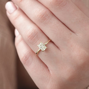 The Low Profile Kamelie - Engagement Ring Made in Yellow Gold