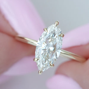 The Low Profile Kamelie - Engagement Ring Made in Yellow Gold
