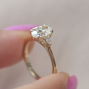 The Pears Liv - Engagement Ring Made in Yellow Gold