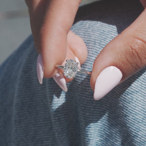 The Low Profile Kamelie - Engagement Ring Made in White Gold