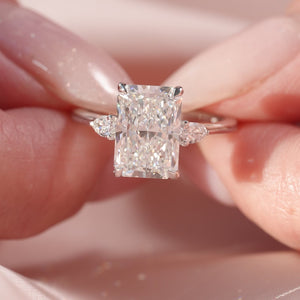 The Pears Liv - Engagement Ring Made in White Gold